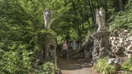 Eingang zum Adenauer Kreuzweg mit zwei Engel aus Stein, © TI Hocheifel-Nürburgring, Kappest