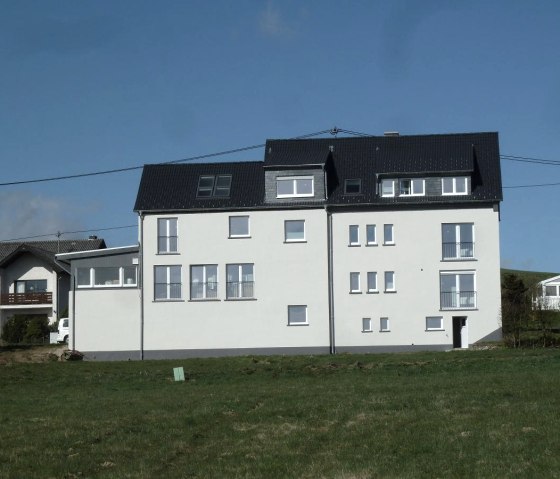 Vue arrière de la maison avec le jardin, © O.Louisoder