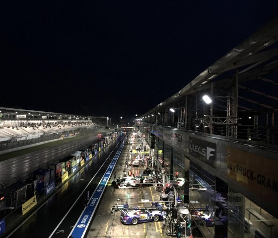 Blick GrandPrixStrecke_bei Nacht, © TI Hocheifel-Nürburgring, S.Schulte