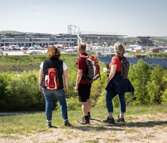 Wanderer mit Blick auf die Rennstrecke Nürburgring 