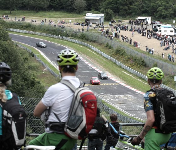 Die Radtour auf der Vulkan-Rad-Route Eifel führt am Nürburgring vorbei, © TI Hocheifel-Nürburgring/R. Schanze