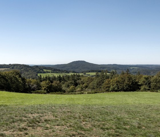 Weitsicht bis zum Aremberg, © Tourist-Information Hocheifel-Nürburgring