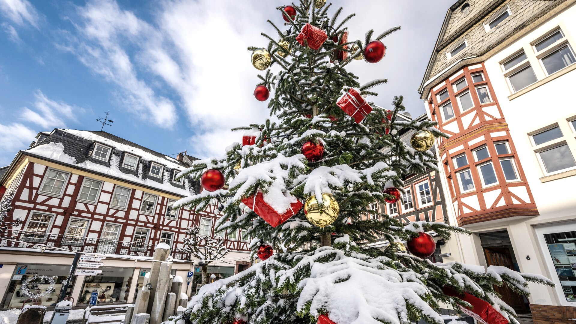 Adenau Marktplatz im Winter mit Schneebedecktem Weihnachtsbaum 