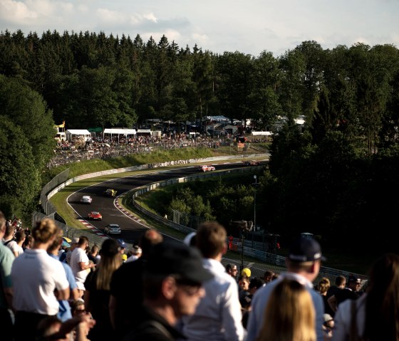 Nordschleife mit Fans, © NürburgringPressefoto©ChristianHahn