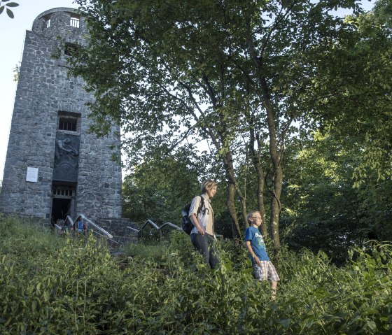 Wanderer am KaiserWilhelmTurm, © TI Hocheifel-Nürburgring,Kappest