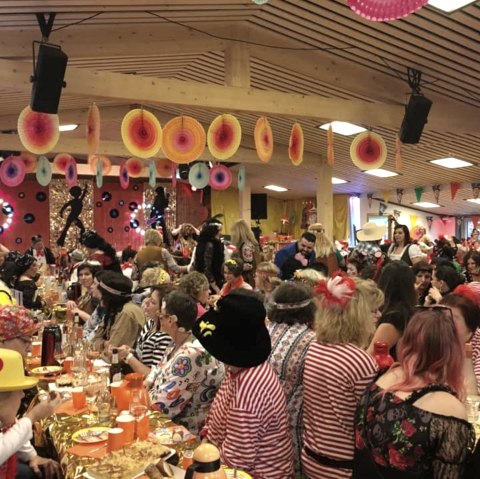 Stimmung bei der Damensitzung, © Julia Kläsgen