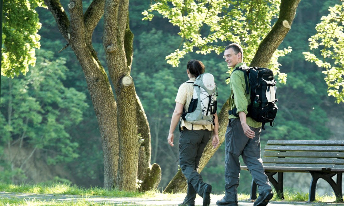 Wanderer dem AhrSteig am Weiher in Blankenheim, © Ahrtaltourismus e.V.