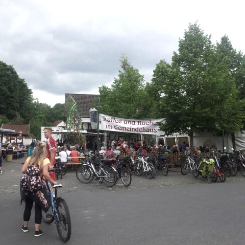 Tour de Ahrtal  Radler Stopp in Antweiler, © Rita Kaiser