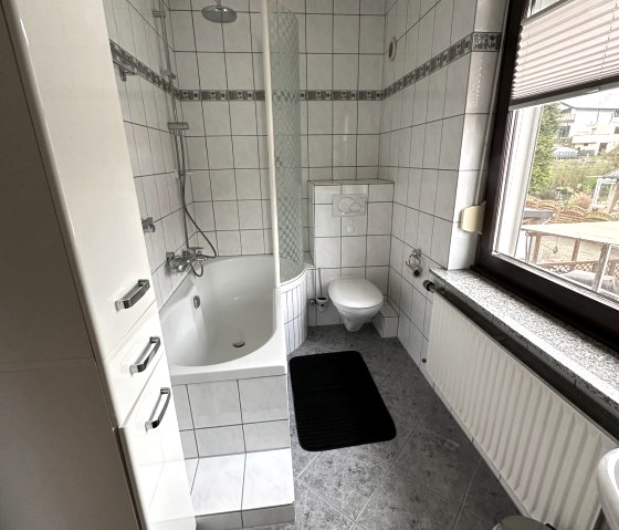 Großes Badezimmer mit Dusch-Badewanne und WC, © Setzlach