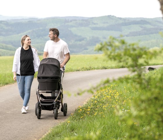 Familienfreundicher Wanderweg an der Burgruien Nürburg, © TI Hocheifel-Nürburgring,D.Ketz