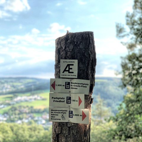 Wanderpfosten mit Ausschilderung, © TI Hocheifel-Nürburgring, S.Schulte