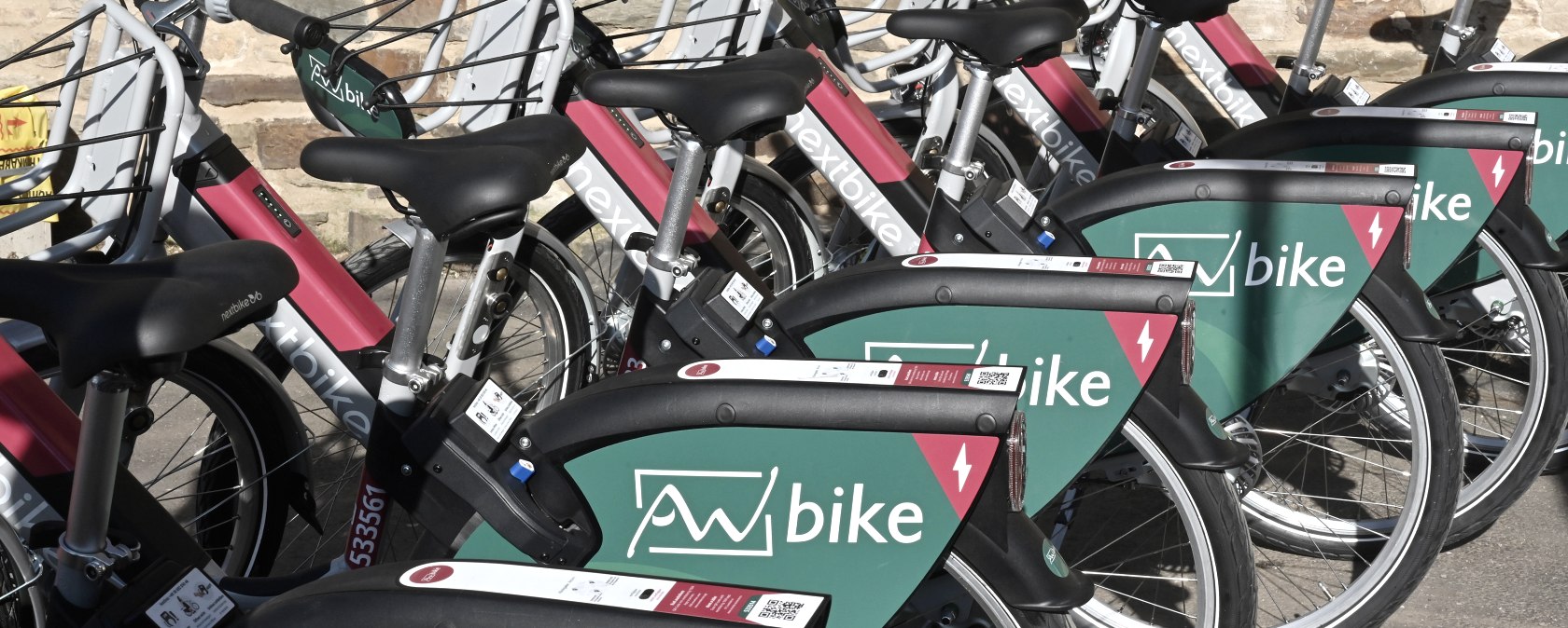 sechs E-Bikes in einer Reihe mit dem Logo AW Bike 
