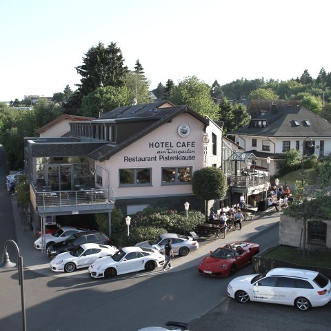 Ansicht Hotel mit Eingang Pistenklause, © Hotel zum Tiergarten