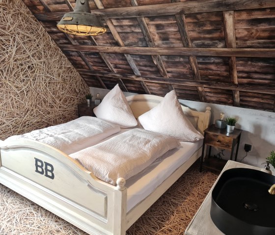 Schlafzimmer "Stall" Bett, © Hoffmann, Western Cottage Hocheifel