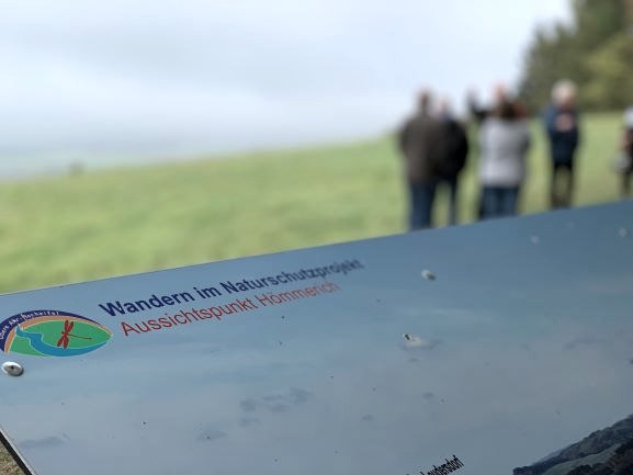 Aucsichtpunkt mit Panoramatafeln |Wirftbach-Schleife|Barweiler, © Tourist-Information Hocheifel-Nürubrgring