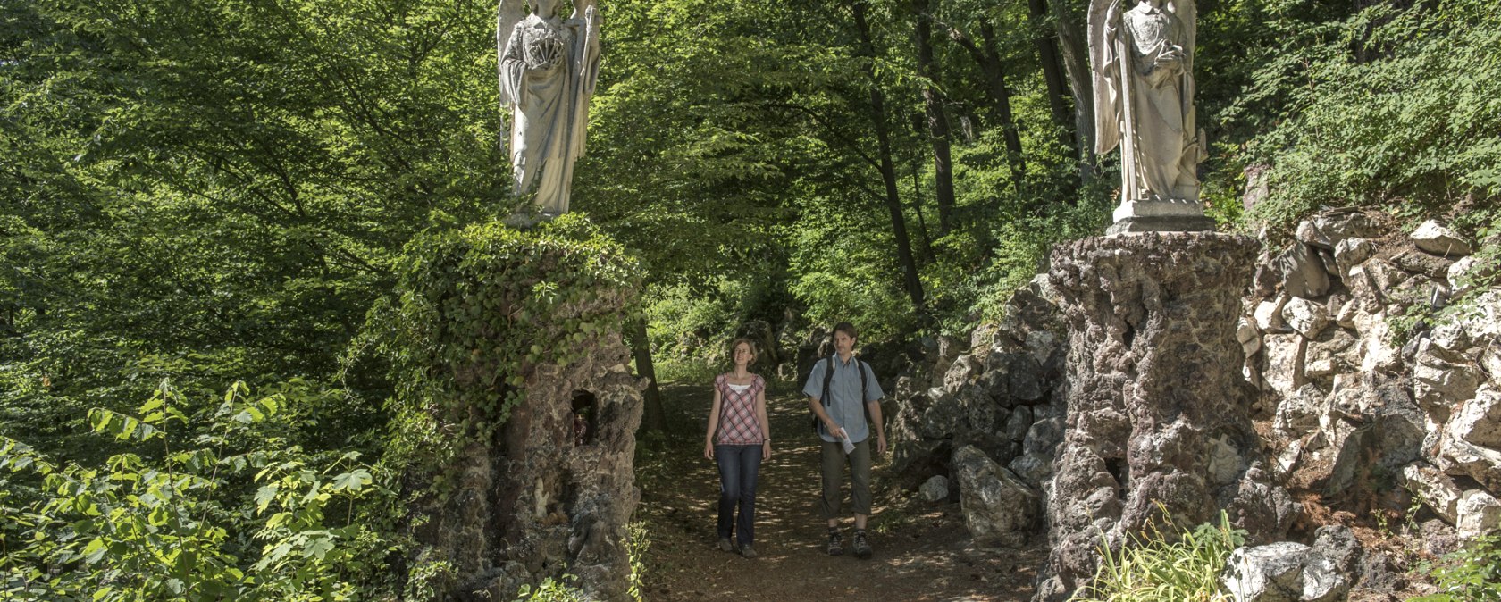 Eingang zum Adenauer Kreuzweg mit zwei Engel aus Stein, © TI Hocheifel-Nürburgring, Kappest