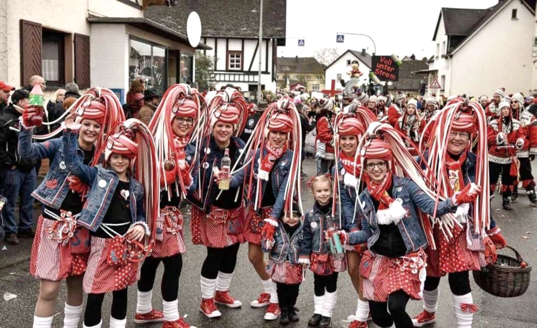 Gruppenfoto beim Umzug in Müllenbach , © TI Hocheifel Nürburgring, Silke Schmitz 