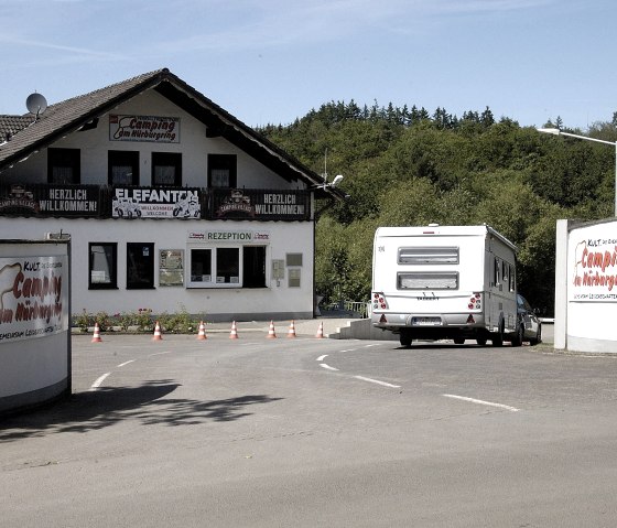 EINFAHRT | REZEPTION Check-in schnell und sicher, © Camping am Nürburgring GmbH, 53520 Müllenbach
