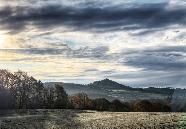 Winterfrost auf Wald und Wiesen mit Blick zur Burgruine Nürburg, © Sebastian Schulte