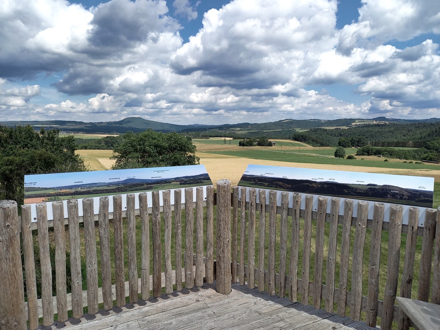 Die einzigartige Landschaft &quot;als Ganzes&quot; zu erleben. An vielen dieser charmanten?Plätze erklären Panoramatafeln die Fernblicke und lenken die Aufmerksamkeit auf Teile der Landschaft, die man sonst vielleicht übersehen würde. , © TI Hocheifel-Nürburgring©SiegfriedMueller