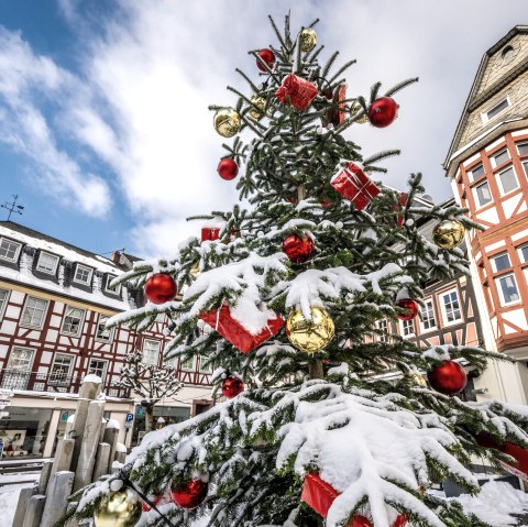 Adenau Marktplatz im Winter mit Schneebedecktem Weihnachtsbaum 