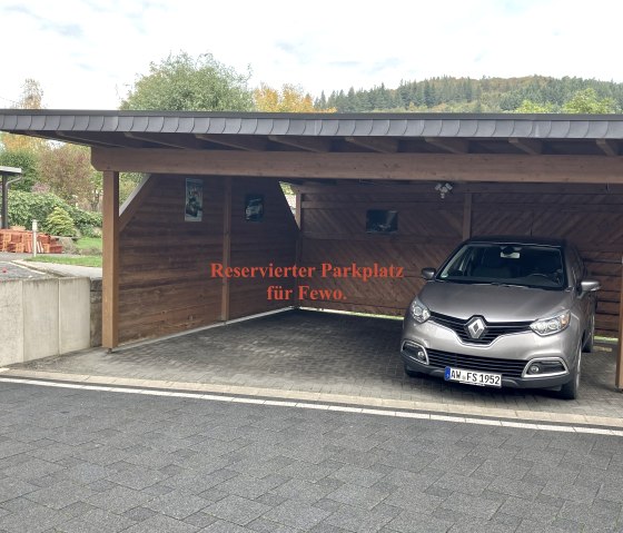 Carport mit reserviertem Parkplatz