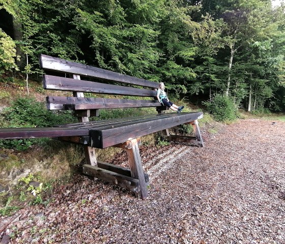 Wanderer auf der XXL Bank bei Müsch, © Daniela Schmitz, TI Hocheifel-Nürburgring