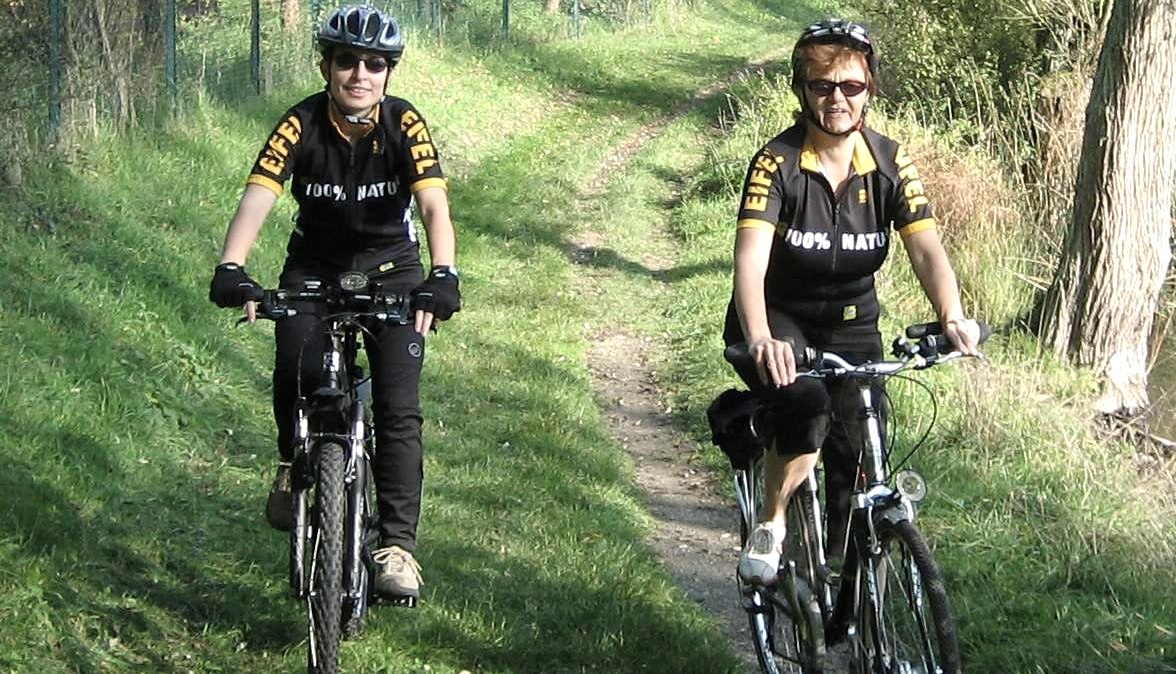 Radler auf der Vulkan-Rad-Route Eifel, © VG Adenau