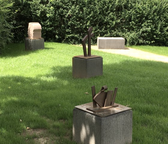 Skulpturen mit Sitzstein im Garten, © Kunststiftung Bernhard Müller-Feyen