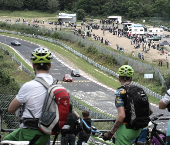 Nordschleife mit Bikern, © Schanze Communication