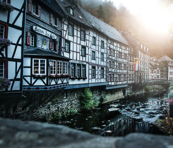 Monschau im Sonnenaufgang- Fachwerkhäuser an der Rur, © Tourismus NRW e.V.