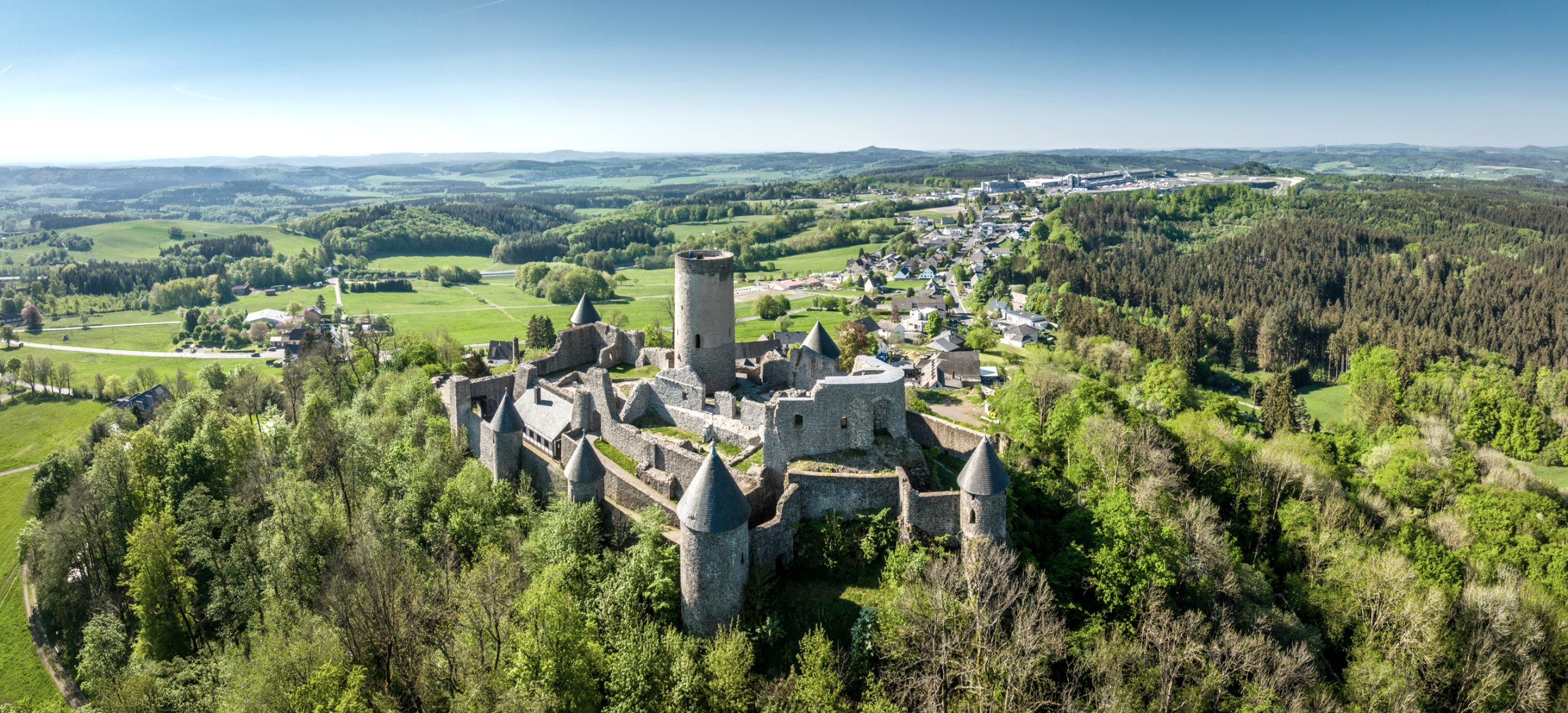 Panoramablick mit der Burgruine Nürburg, © Tourist-Information Hocheifel-Nürburgring, Dominik Ketz