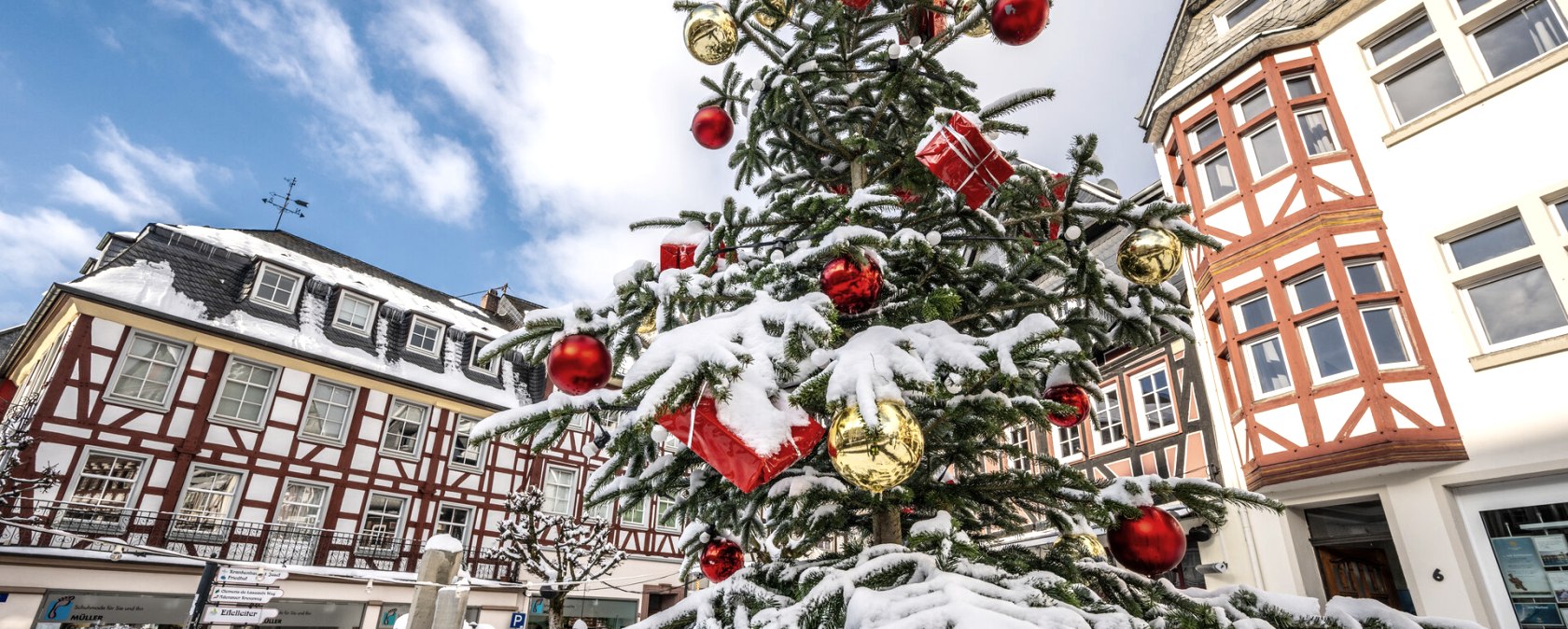 Adenau Marktplatz im Winter mit Schneebedecktem Weihnachtsbaum 