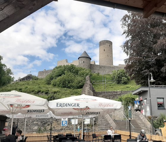 Terasse Restaurant zur Nürburg, © TI Hocheifel-Nürburgring