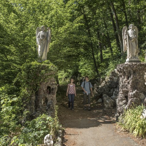 Eingang zum Adenauer Kreuzweg mit zwei Engel aus Stein, © kappest