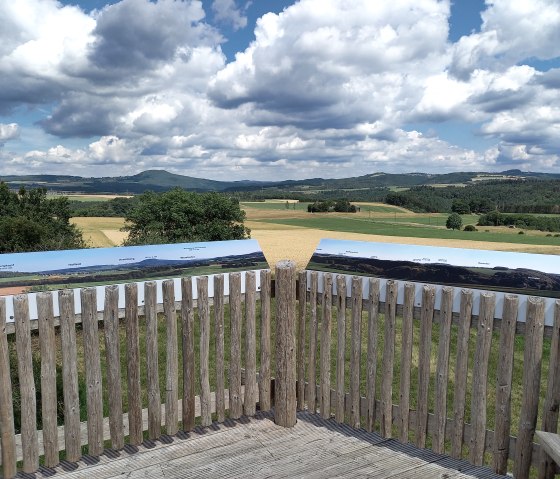 Die einzigartige Landschaft &quot;als Ganzes&quot; zu erleben. An vielen dieser charmanten?Plätze erklären Panoramatafeln die Fernblicke und lenken die Aufmerksamkeit auf Teile der Landschaft, die man sonst vielleicht übersehen würde. , © TI Hocheifel-Nürburgring©SiegfriedMueller