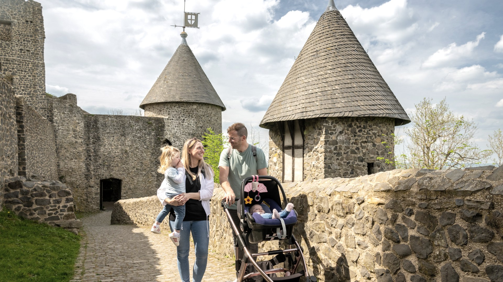 Familienzeit auf der Burgruine Nürburg , © TI Hocheifel-Nürburgring ©Dominik Ketz