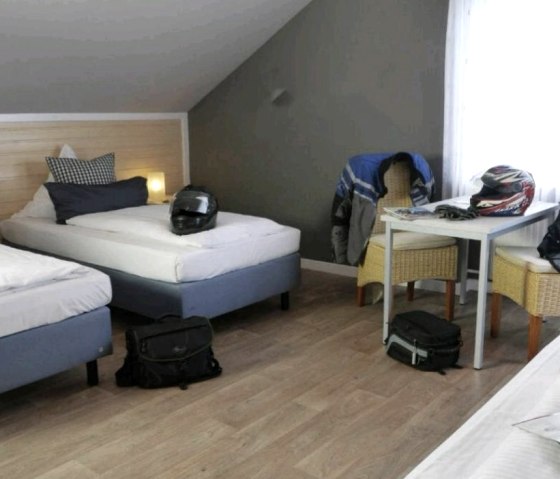 3-Bett-Zimmer, © Hotel Hüllen