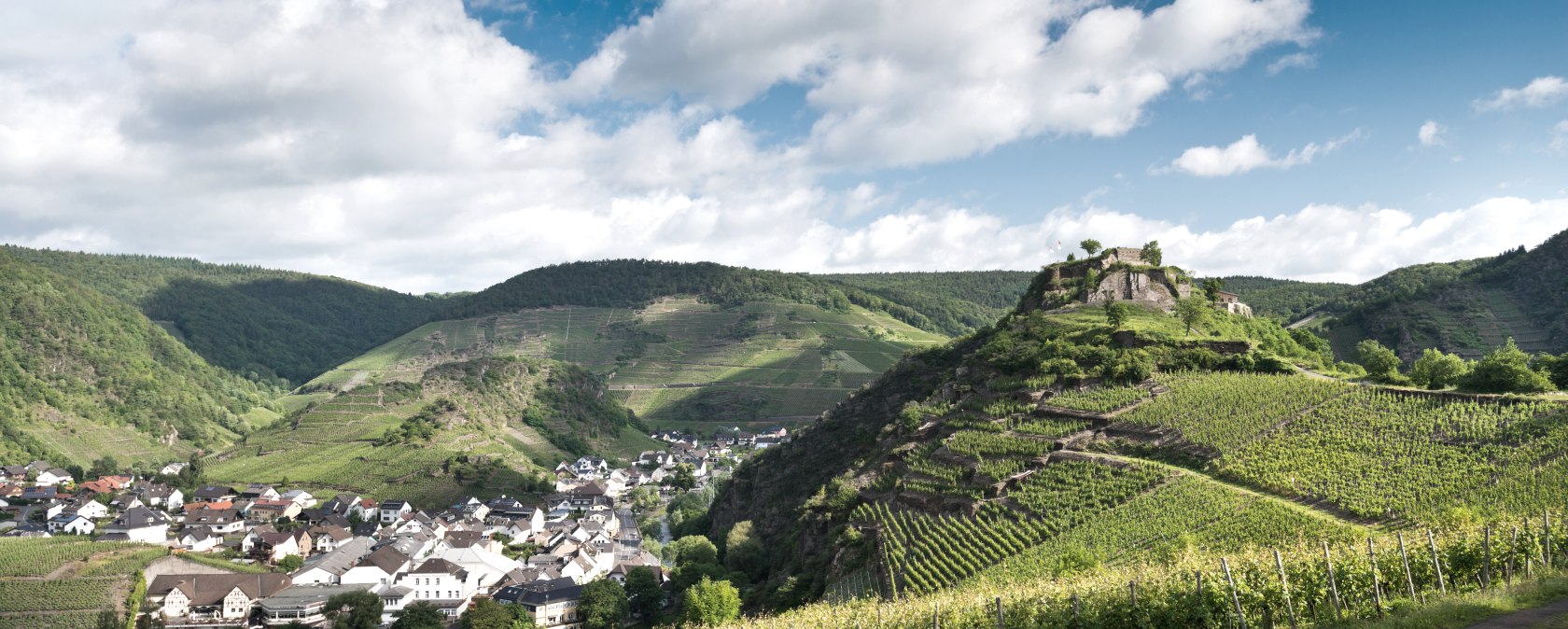 Blick zur Saffenburg in Mayschoß, © Ahrtaltourismus, Dominik Ketz