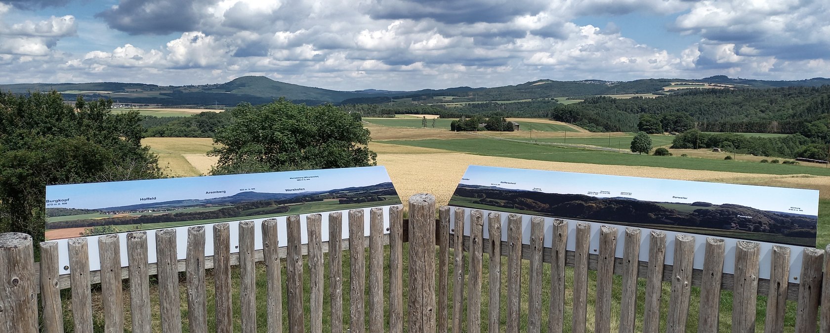 Die einzigartige Landschaft &quot;als Ganzes&quot; zu erleben. An vielen dieser charmanten?Plätze erklären Panoramatafeln die Fernblicke und lenken die Aufmerksamkeit auf Teile der Landschaft, die man sonst vielleicht übersehen würde. , © TI Hocheifel-Nürburgring©SiegfriedMueller