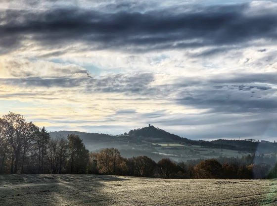 Winterfrost auf Wald und Wiesen mit Blick zur Burgruine Nürburg, © Sebastian Schulte