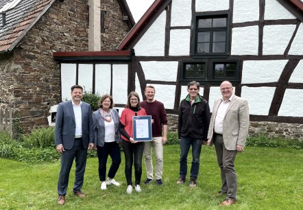 Urkundenübergabe  für das Ferienhaus in Antweiler 