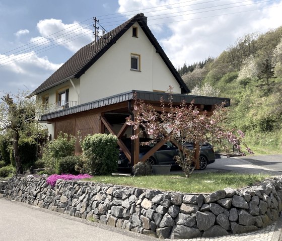 Vue de la maison Appartement EIFELwald, © Ferienwohnung EIFELwald, Schober