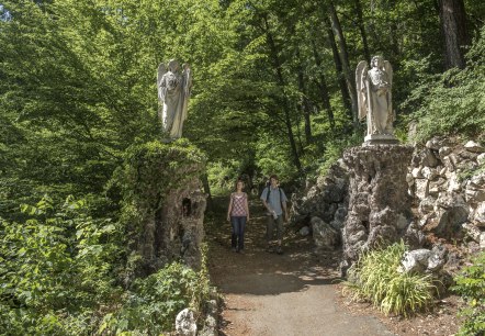 Eingang zum Adenauer Kreuzweg mit zwei Engel aus Stein, © kappest