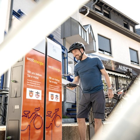 E-Bike Ladestation am Markt in Adenau, © Eifel Tourismus GmbH, Dominik Ketz