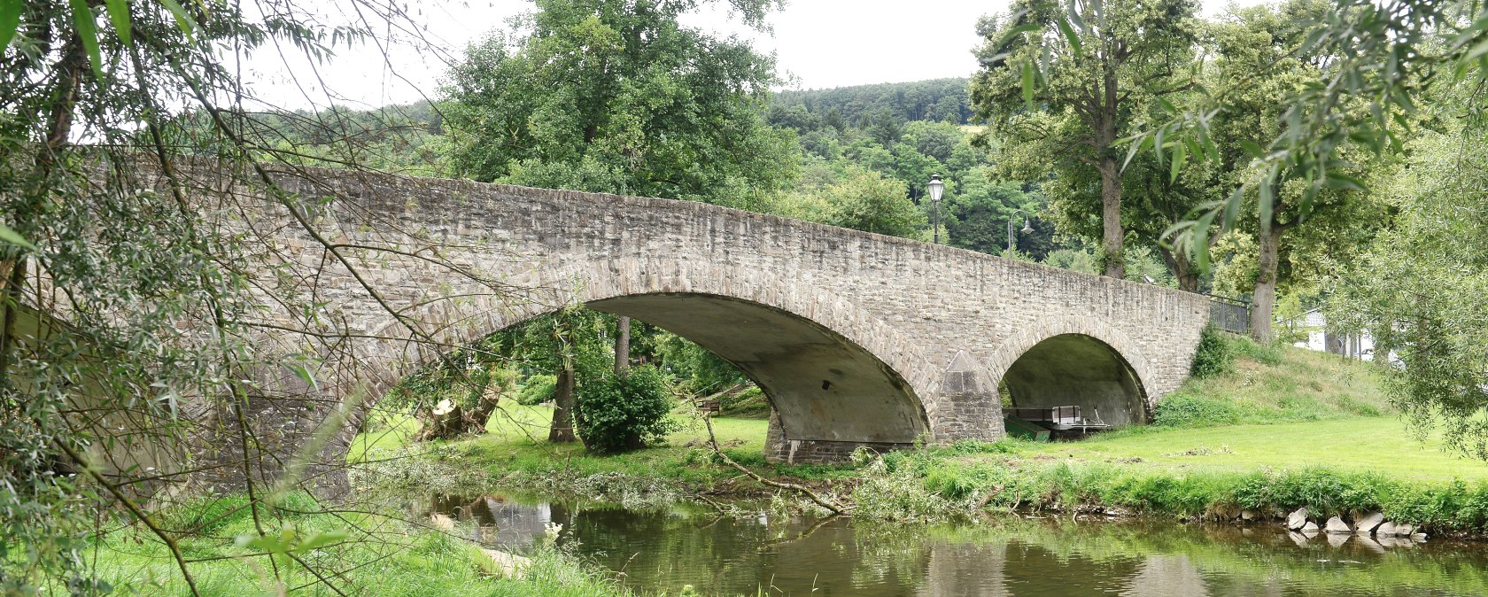 Die Steinbrücke im Ort Insul an der Ahr, © H.J. Vollrath