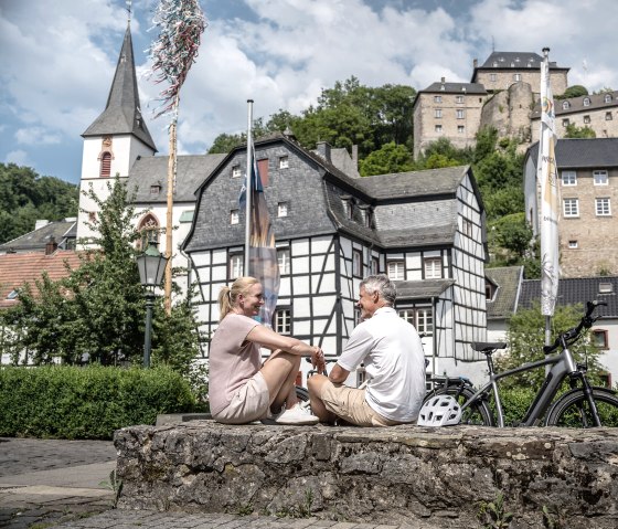 Ahr-Radweg, Rast im historischen Ortskern Blankenheim, © Eifel Tourismus GmbH, Dennis Stratmann