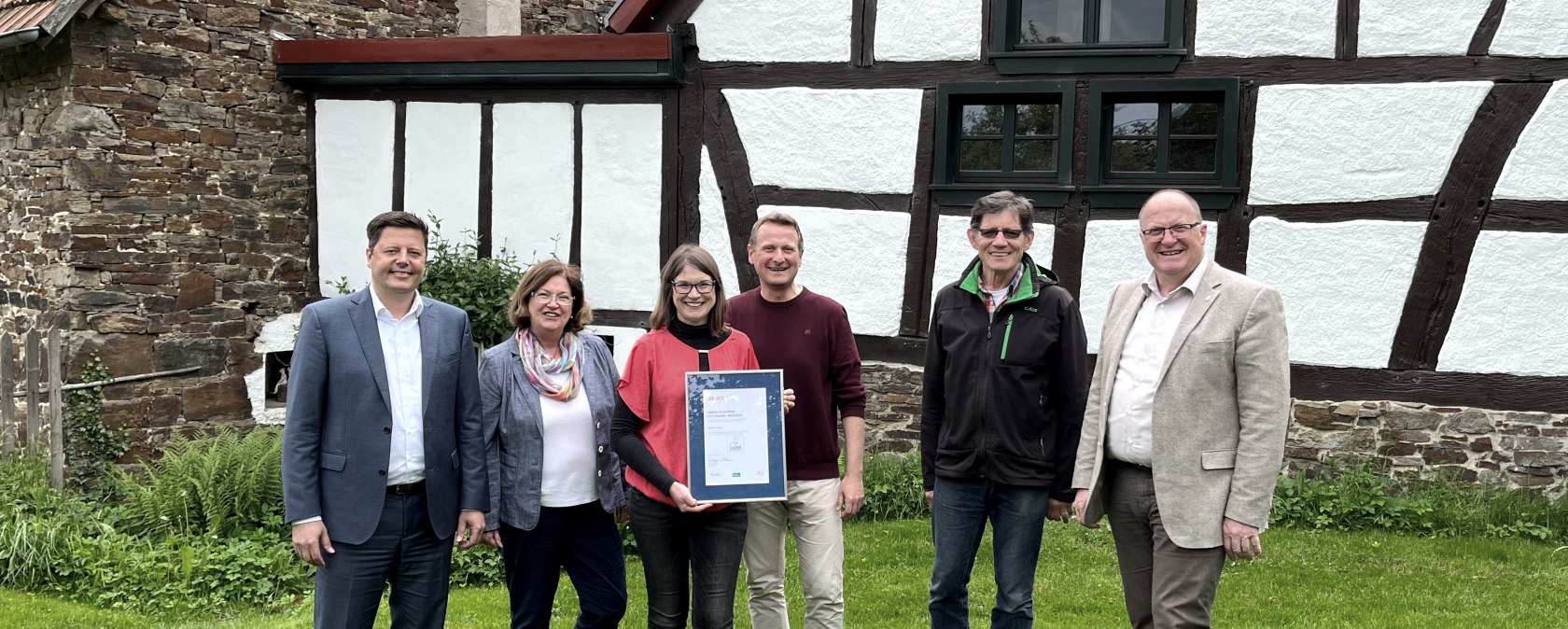 Urkundenübergabe  für das Ferienhaus in Antweiler 