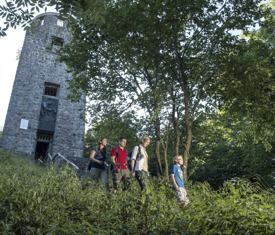 Wanderer am KaiserWilhelmTurm, © TI Hocheifel-Nürburgring,Kappest