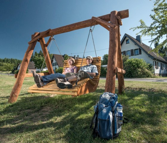 entspannen-auf-der-schaukel-in-hochacht, © Kappest_VG_Adenau